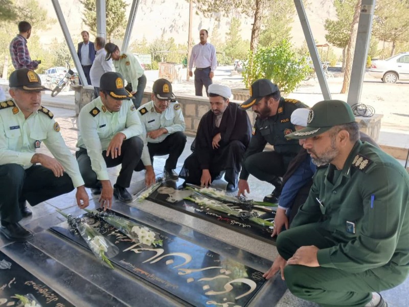 گلباران و عطر افشانی مزار شهدای شهرستان هرسین گلباران و عطر افشانی مزار شهدای شهرستان هرسین