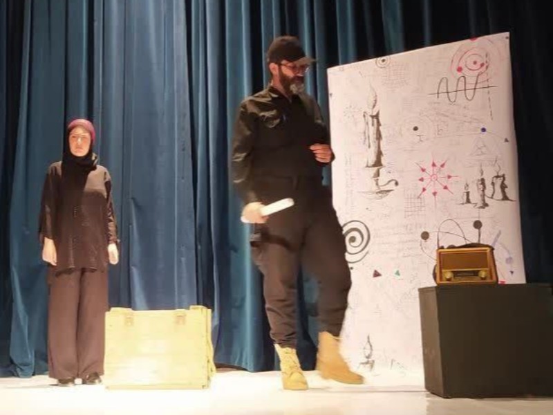 اجرای نمایش "تکه های سنگین سرب"در هرسین اجرای نمایش "تکه های سنگین سرب"در هرسین