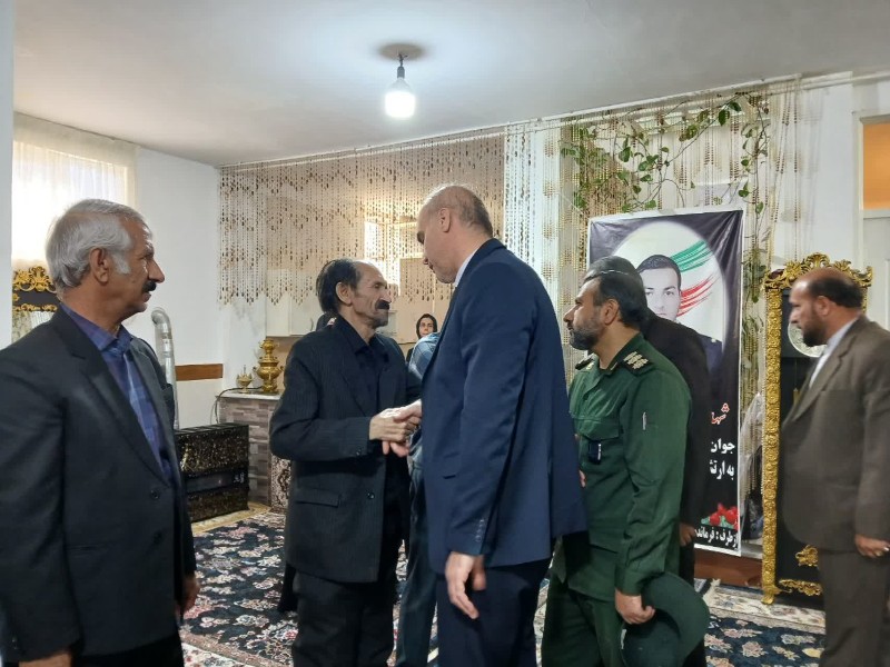 دیدار مسئولین شهرستان هرسین با خانواده شهید منصوری دیدار مسئولین شهرستان هرسین با خانواده شهید منصوری