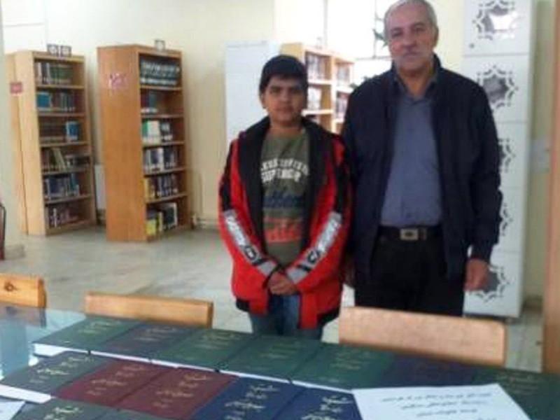 اهداء آثار شاعر هرسینی به کتابخانه عمومی شهرستان