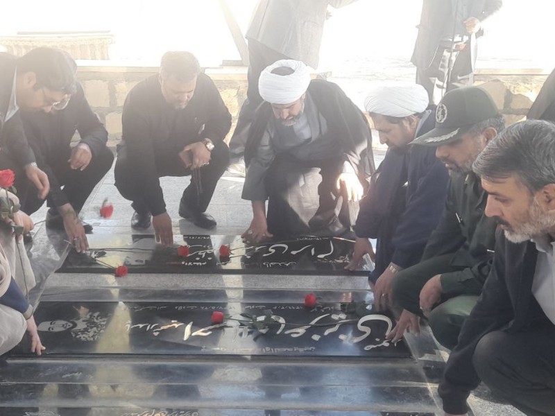 مزار شهدای هرسین در هفته بسیج گلباران شد مزار شهدای هرسین در هفته بسیج گلباران شد