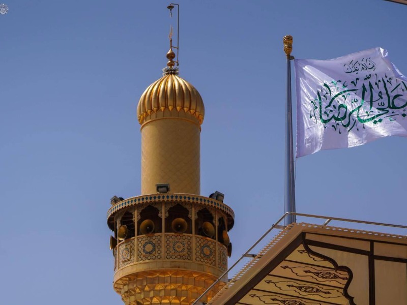 نصب کتیبه‌های سرور و شادی در حرم امیر المومنین (ع) به مناسبت ولادت امام رضا (ع)