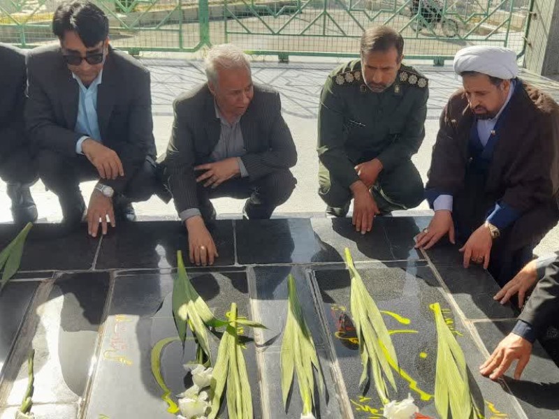 غبار روبی مزار شهدای گمنام در هرسین غبار روبی مزار شهدای گمنام در هرسین